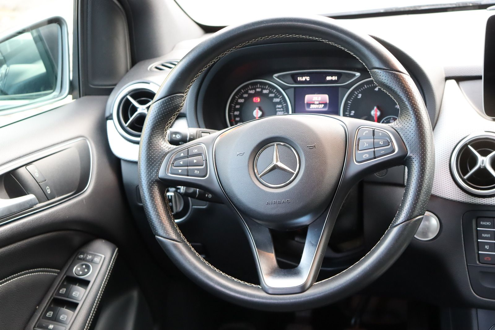 Fahrzeugabbildung Mercedes-Benz B 200 d Sports Tourer * LED * Pano * Edition Urb
