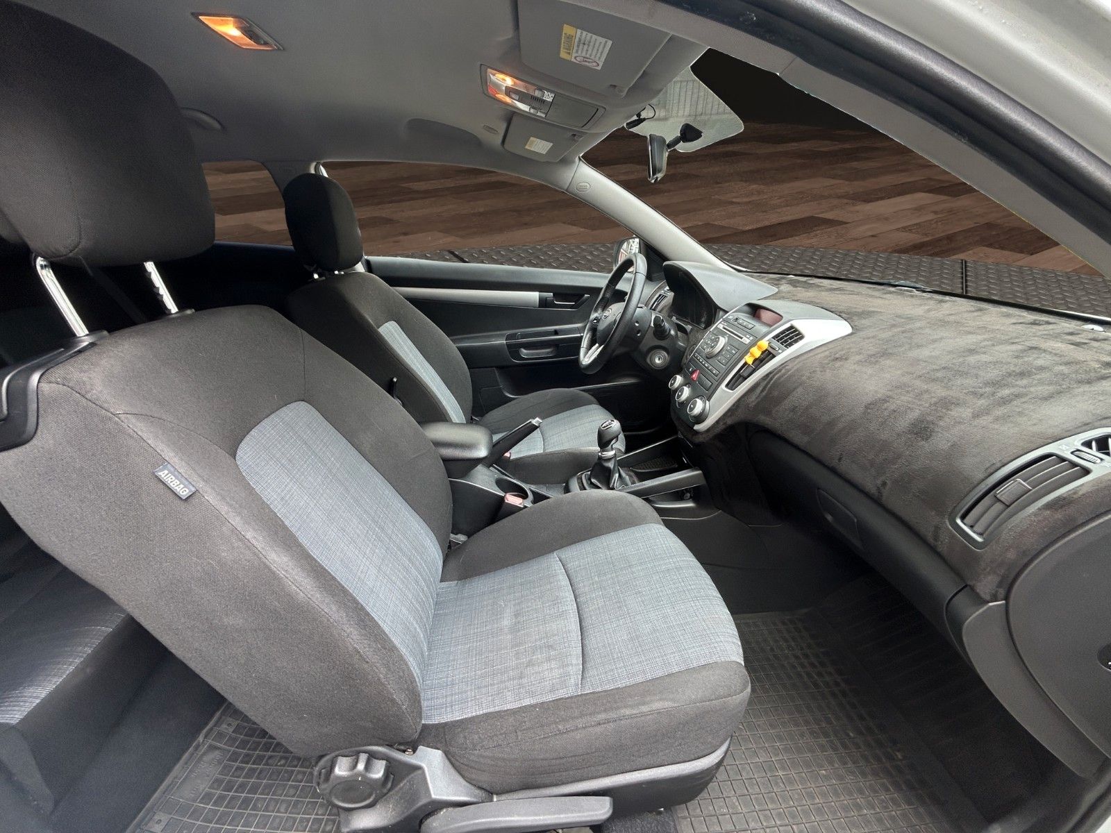 Fahrzeugabbildung Kia cee'd / Ceed 1.6 3Trg /Klima/TÜV AU 2Jahre neu/