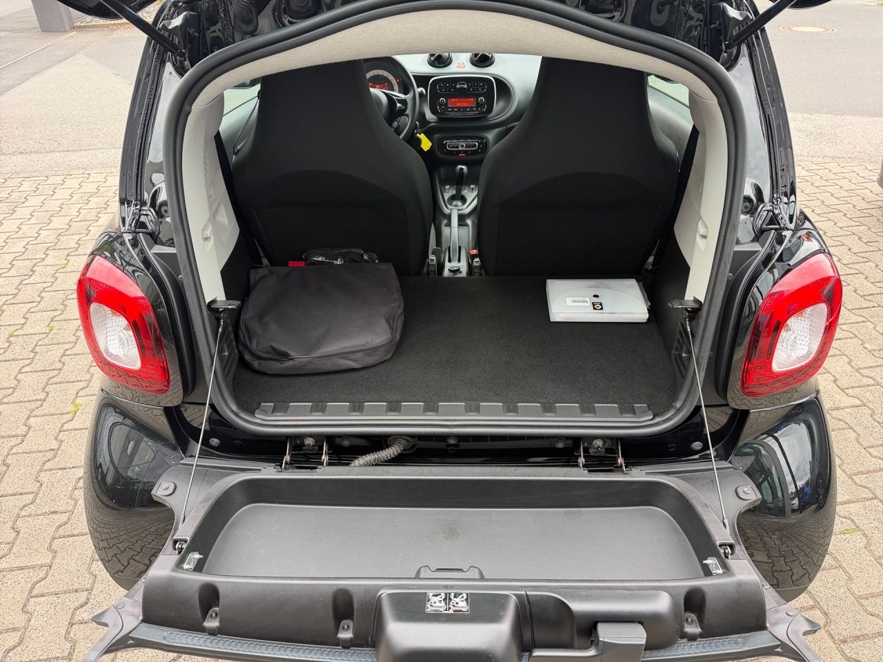 Fahrzeugabbildung Smart smart EQ fortwo 22KW+SITZHEIZ+KLIMAAUTO+DAB+USB
