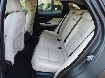 Jaguar F-Pace - 7