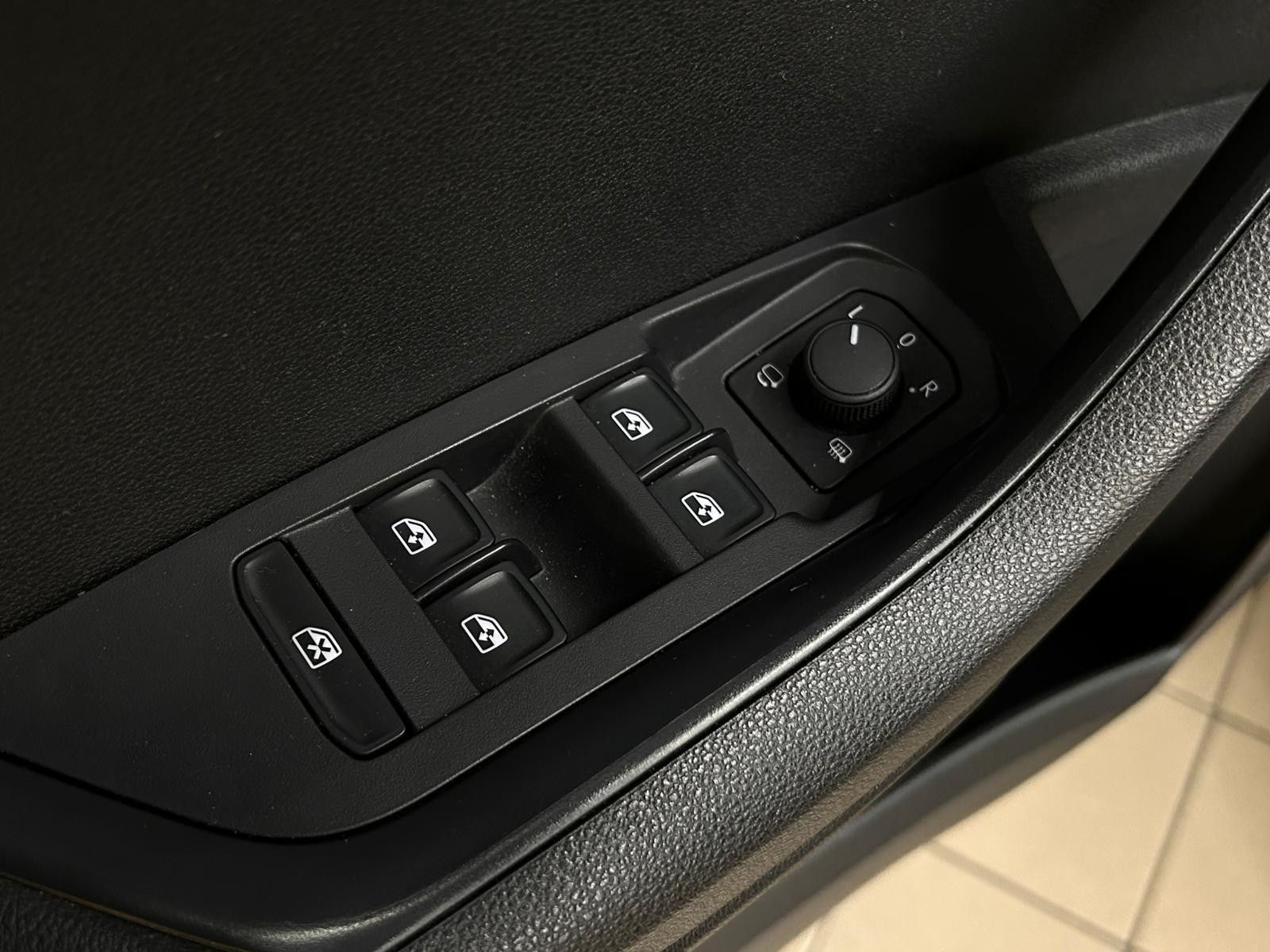 Fahrzeugabbildung SKODA Karoq 1.5 TSI Ambit Sport DESIGN+VIRTU+KAM+LED+