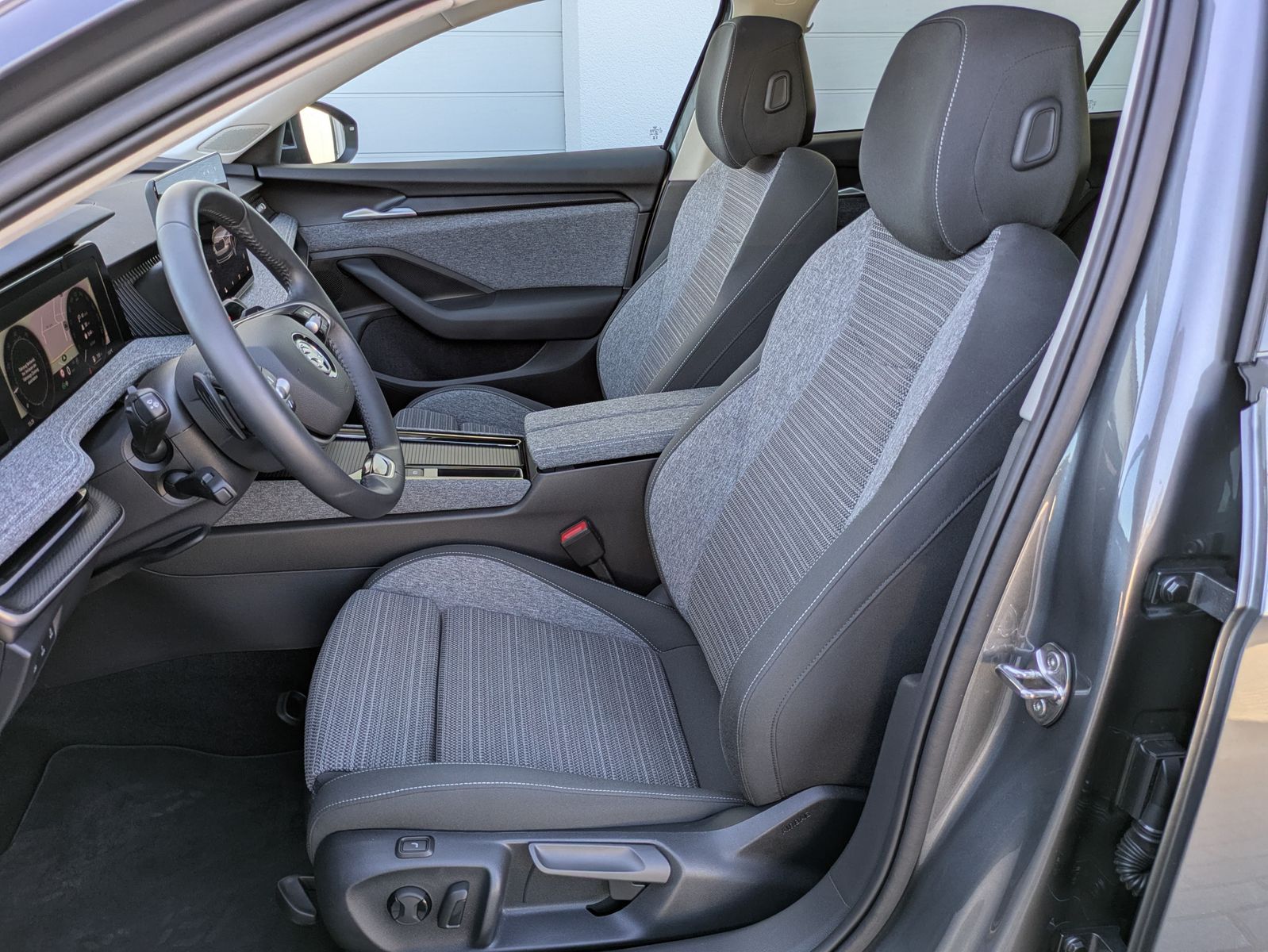 Fahrzeugabbildung SKODA Superb 2.0 TDI 4x4 Selection MATRIX*AHK*PANO*19"