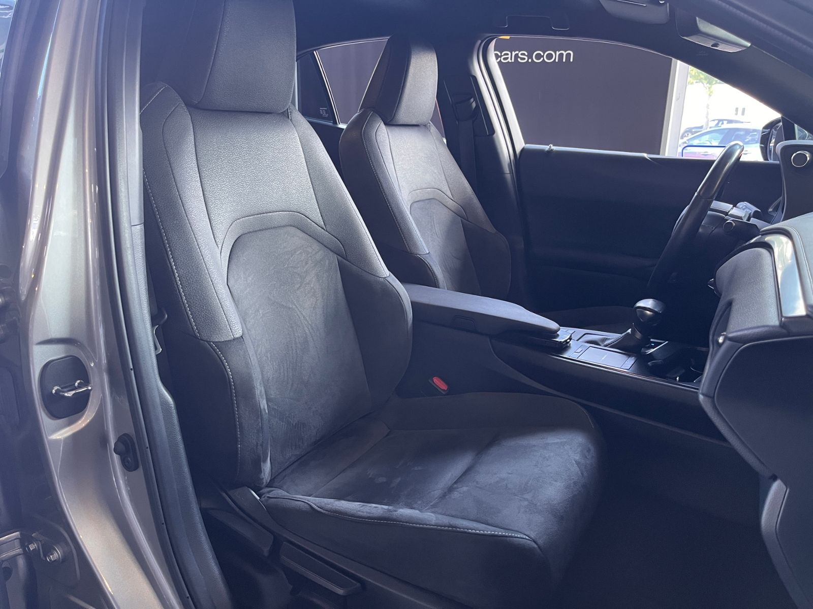 Fahrzeugabbildung Lexus UX 250h Launch Edition LED AHK NAV RFK SHZ ALU
