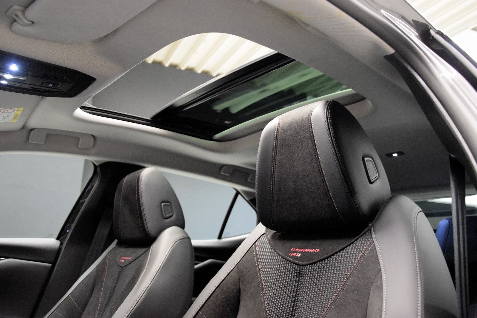 Fahrzeugabbildung DS Automobiles DS4 Performance Line Pano Sitzheizung