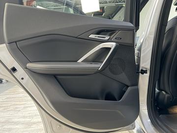 2026 BMW IX1 缩略图 19