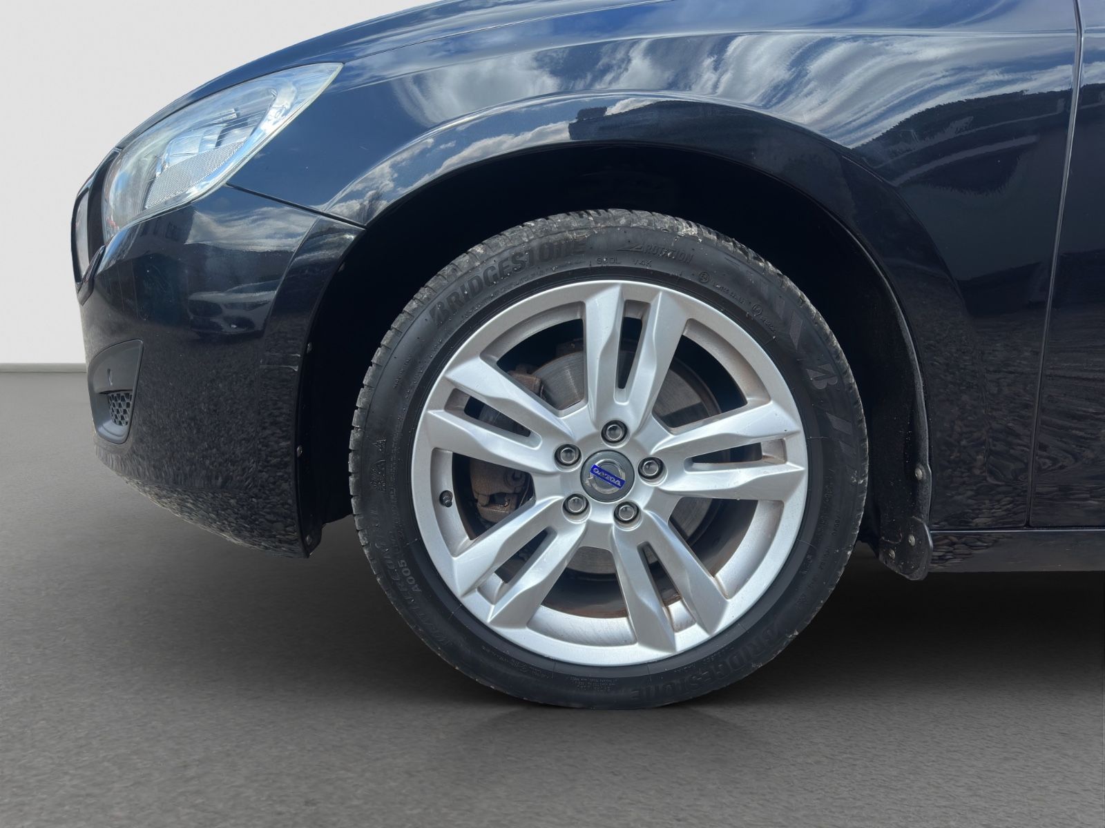 Fahrzeugabbildung Volvo V60 Kombi Momentum/Bi-Xen-./AHK/Temp./Navi/PDC
