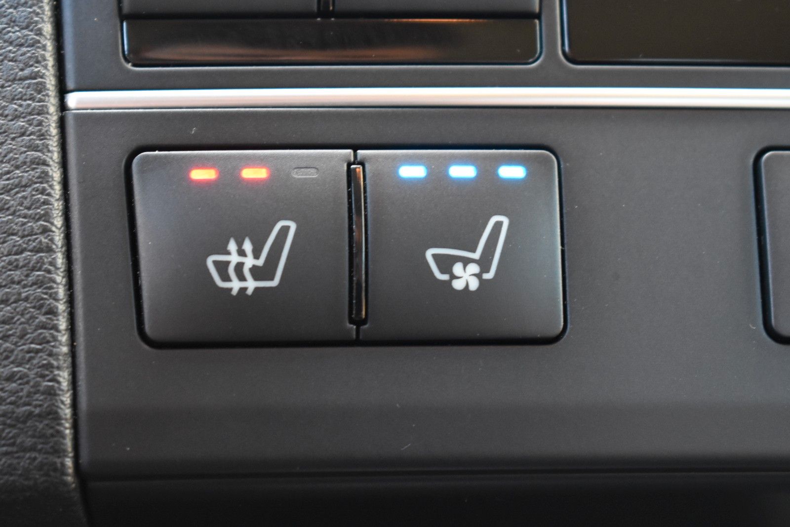 Fahrzeugabbildung Mercedes-Benz E 350 CGI Limousine STH/AHK/MEMORY/KEYLESS