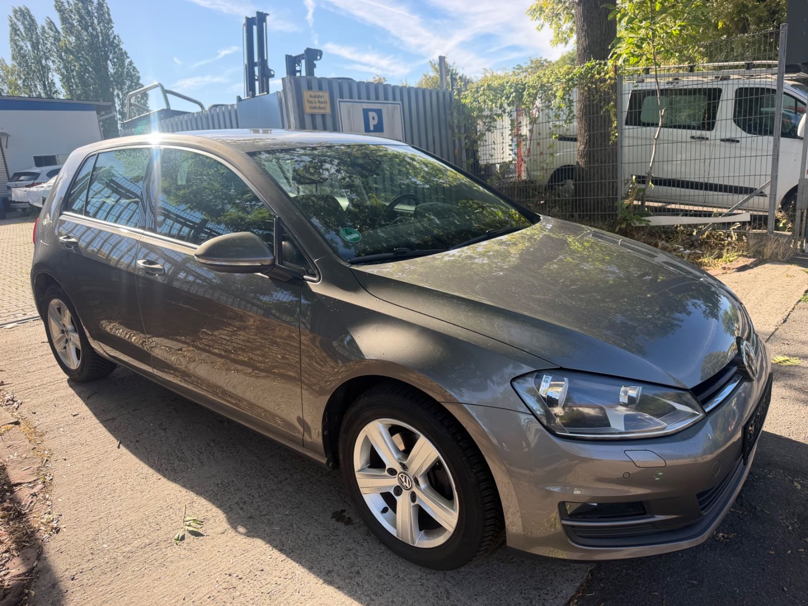 Volkswagen Golf - 1
