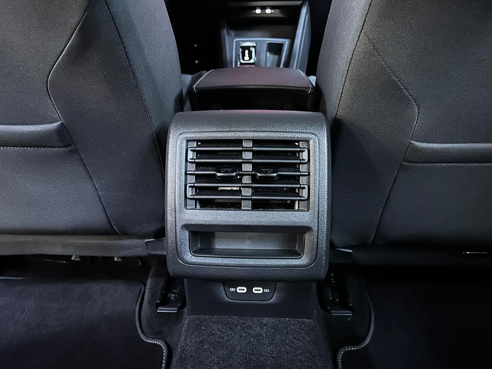 Fahrzeugabbildung Volkswagen Golf VIII Life 2,0TDI DSG VIRTU+LED+SHZ+NAVI+ACC
