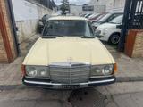 Mercedes-Benz Mercedes-benz 200 berlina - Mercedes-Benz 200: Gelb