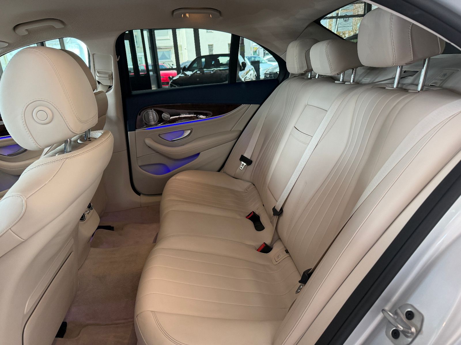 Fahrzeugabbildung Mercedes-Benz E 300 de/AMG/HEAD-UP/VIRTUAL/AMBIENTE/BURMESTER/