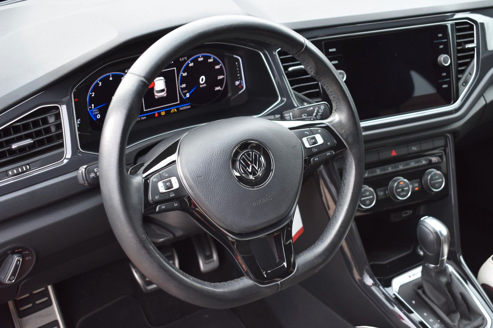 Fahrzeugabbildung Volkswagen T-Roc Sport 4Motion LED AHK Applecar Automatik