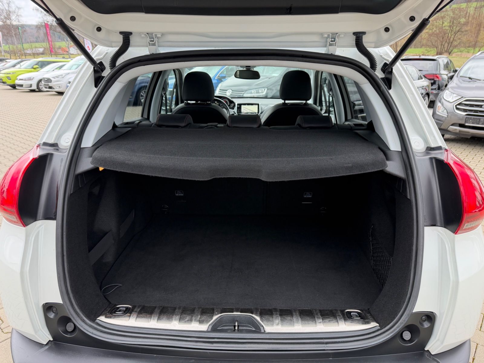 Fahrzeugabbildung Peugeot 2008 GT Line°Automatik°AHK°Pano°Kamera°Leder°