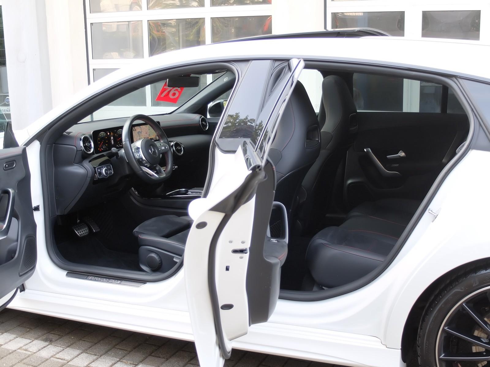 Mercedes-Benz CLA 180 AMG Line Automatik Panorama AHK