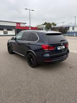 BMW X5 xDrive30d - - BMW X5 mit Diesel-Antrieb: Blau