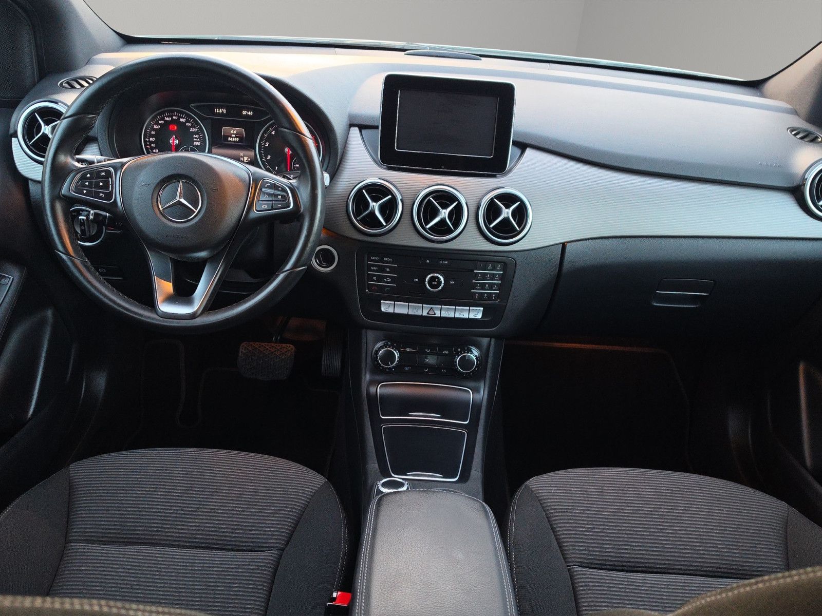Fahrzeugabbildung Mercedes-Benz B 180 AUTOMATIK KAMERA TEMPOMAT SITZHEIZUNG NAVI