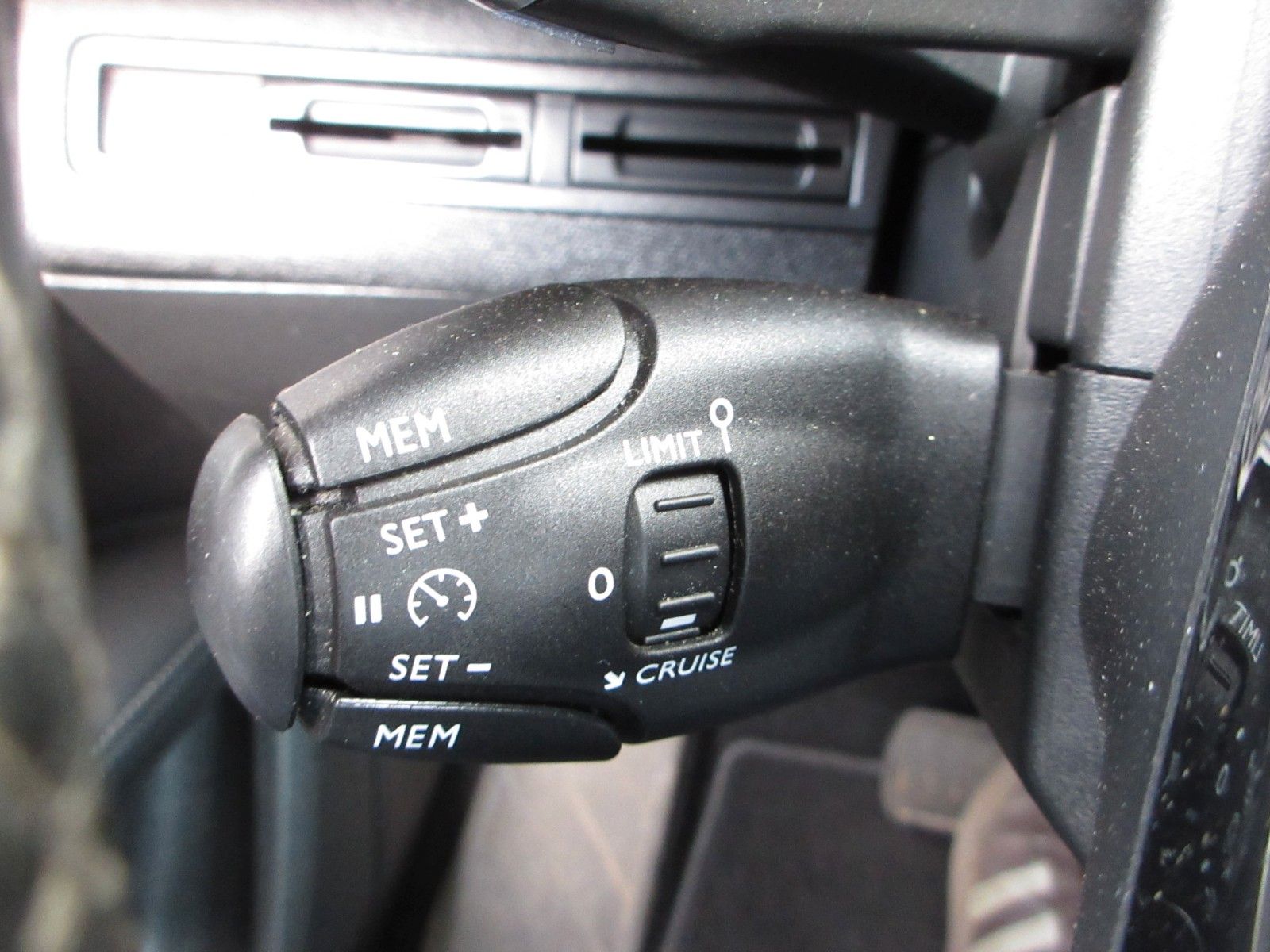 Fahrzeugabbildung Peugeot 5008 Allure 1.5D LED/NAVI/SHZ/AHK/VIRTUAL