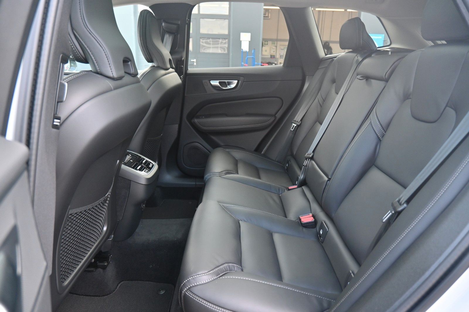 Fahrzeugabbildung Volvo XC60 B4 D AWD Ultimate Dark*STDHZG*360°*LUFT*ACC