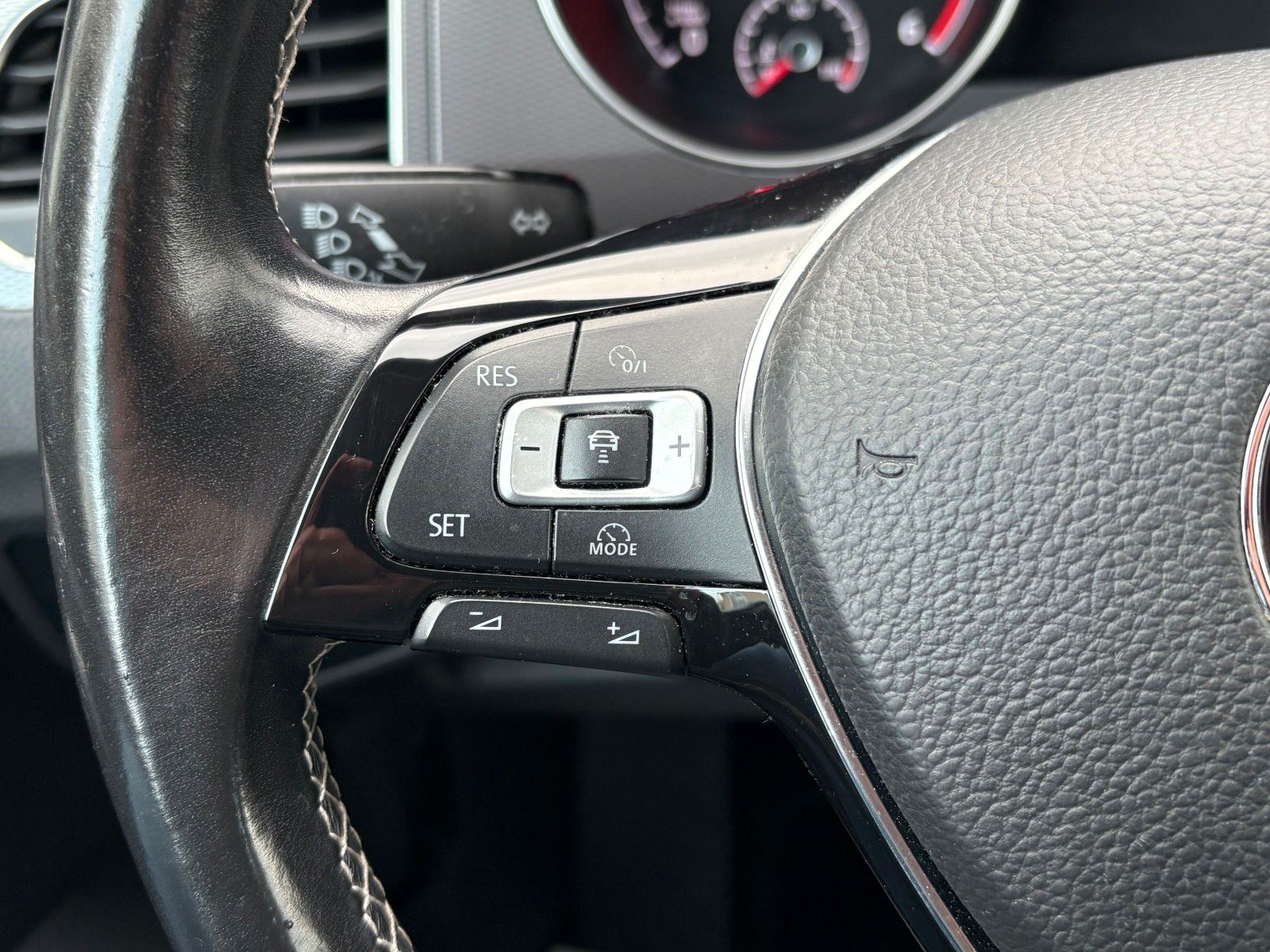 Fahrzeugabbildung Volkswagen Golf Sportsvan VII 1.6 TDI Xenon AHK LOUNGE 2.HD