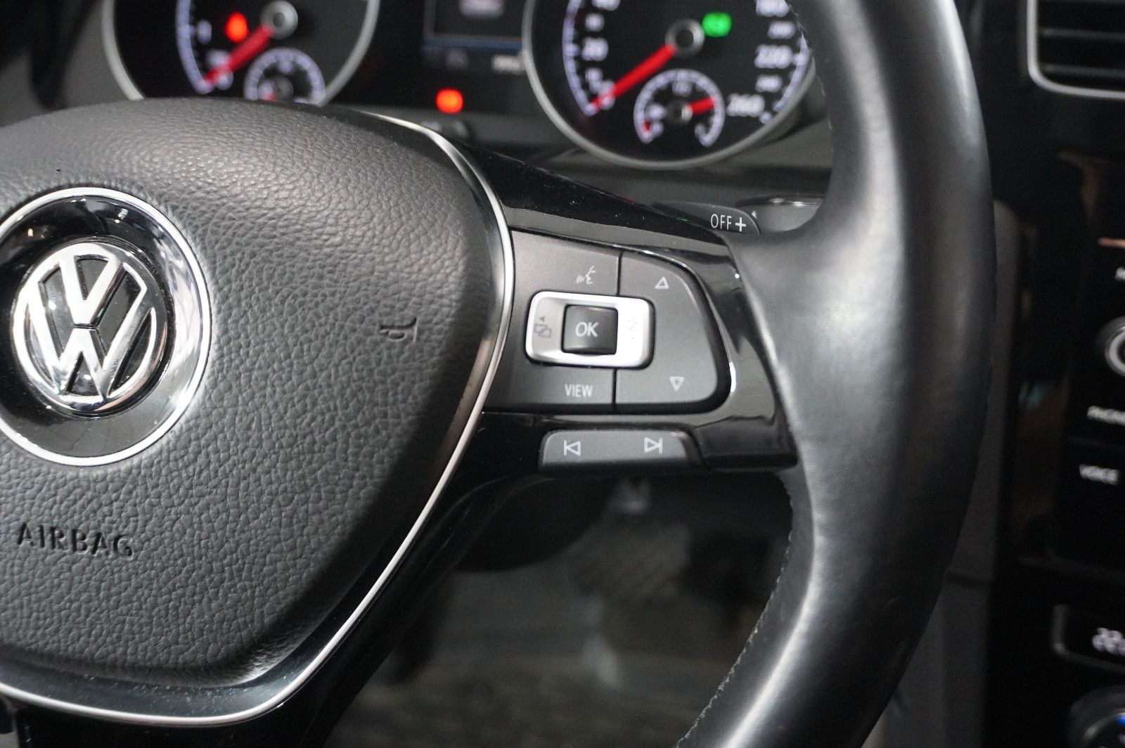 Fahrzeugabbildung Volkswagen Golf VII VARI. 1.5 TSI HIGHLINE NAVI/SPORT/AHK