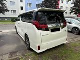 Toyota Alphard - Toyota mit Hybrid-Antrieb: Kleinbus