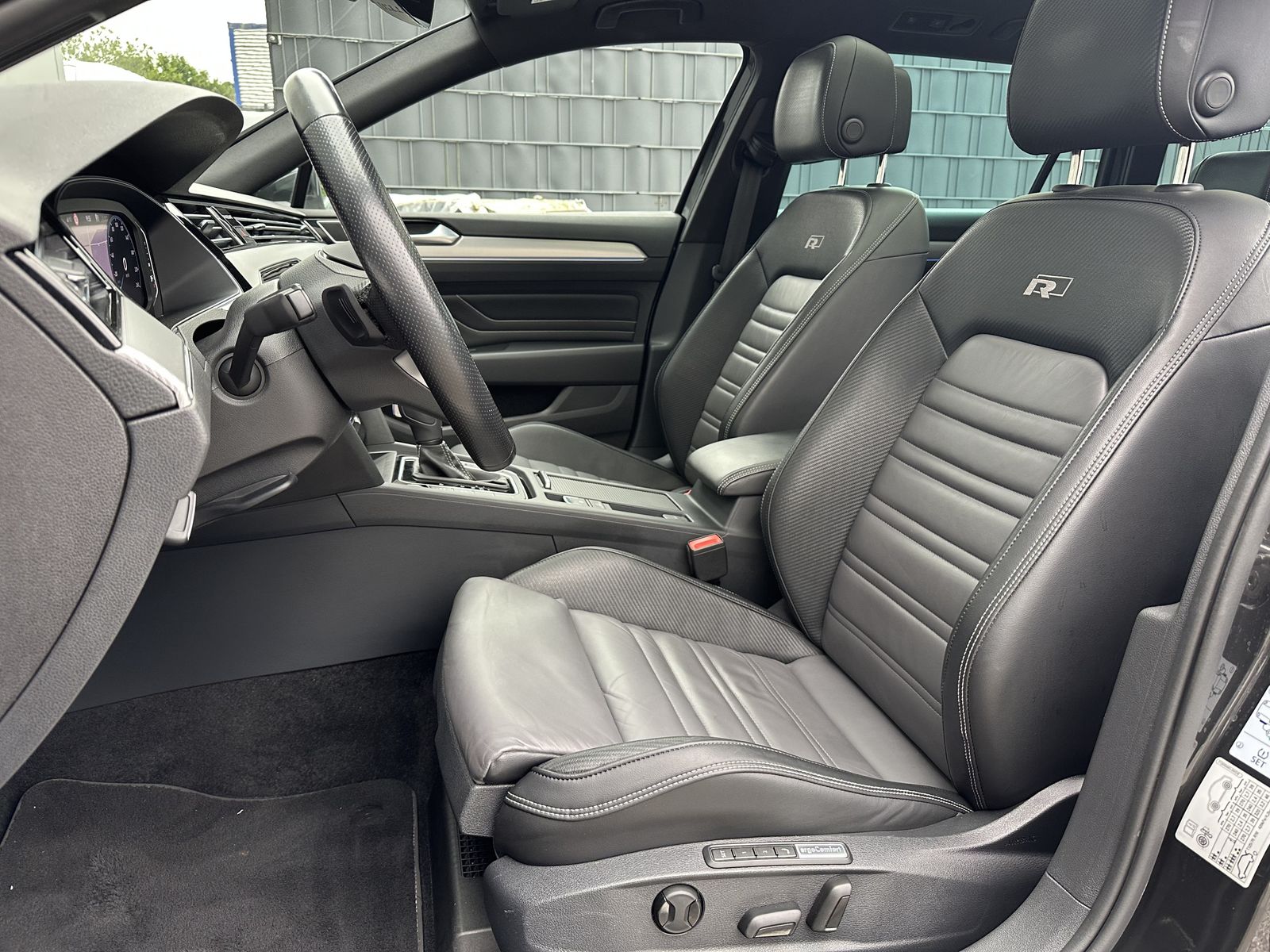 Fahrzeugabbildung Volkswagen Passat Variant 2.0 TDI DSG 4M R-Line NAV+LED+H&K