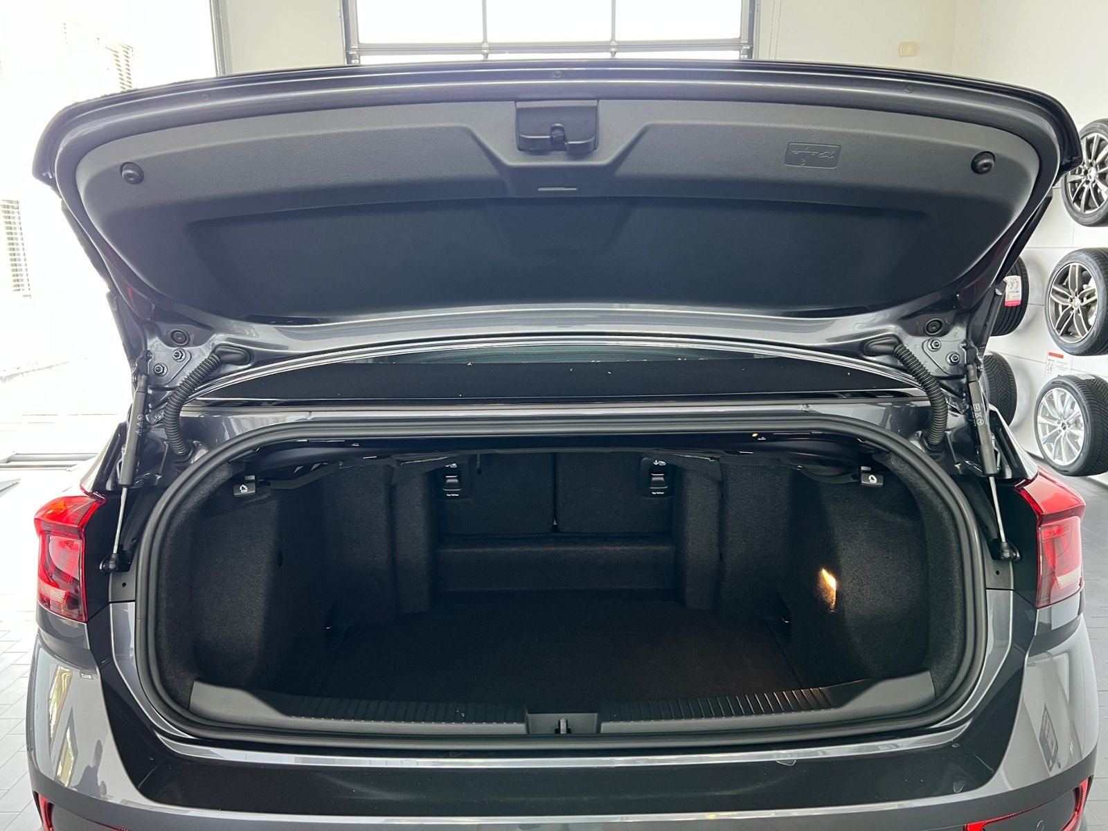 Fahrzeugabbildung Volkswagen T-Roc Cabriolet 1.5 TSI DSG *Black Style, AHK, L