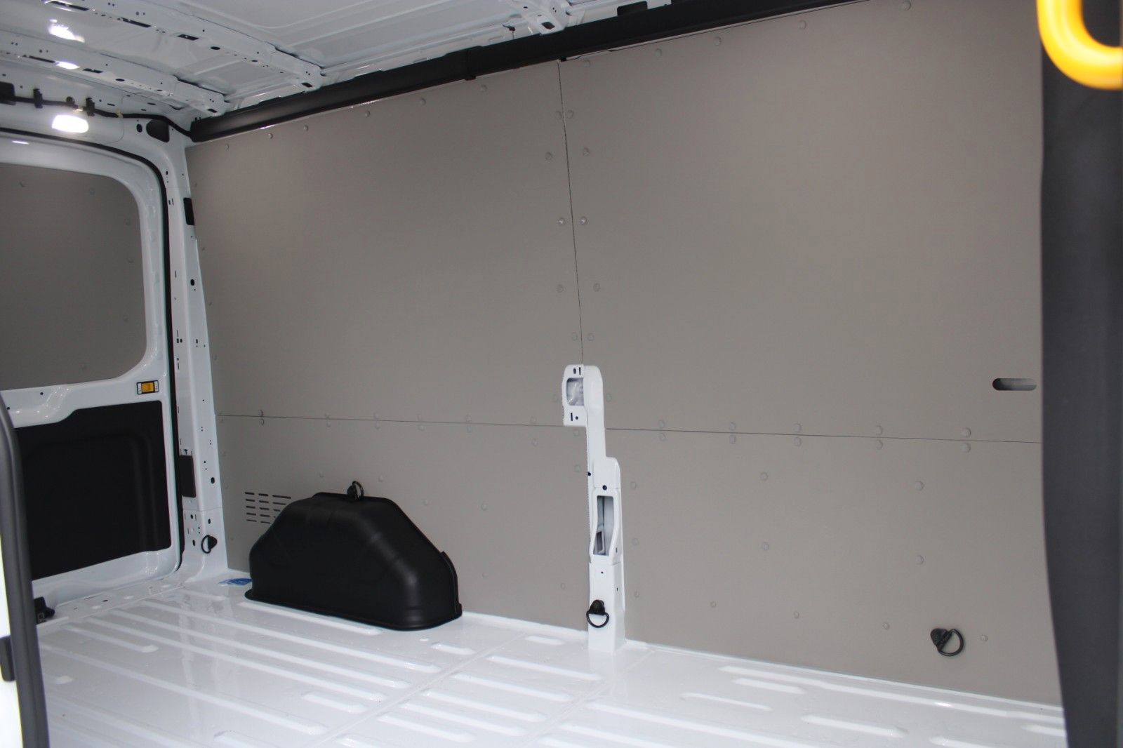 Fahrzeugabbildung Ford Transit L3 H2 Kasten LKW hoch lang KLIMA AHK CAM