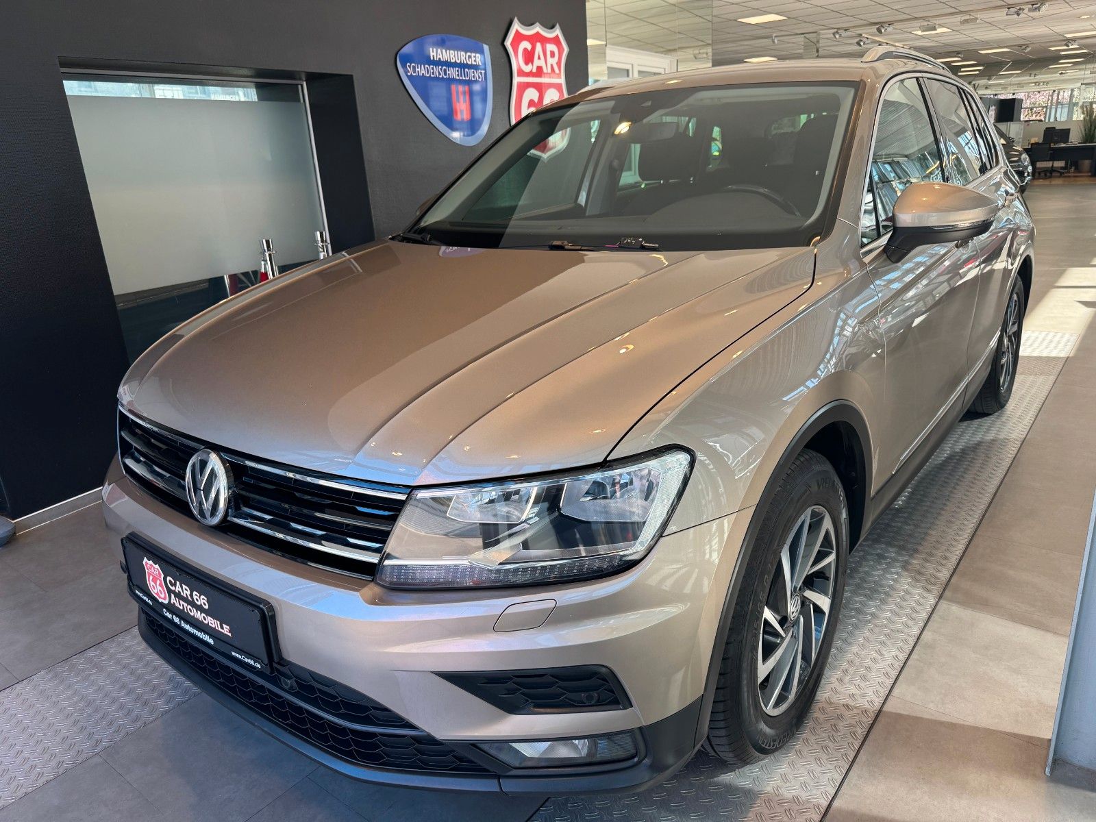 Volkswagen Tiguan - 1