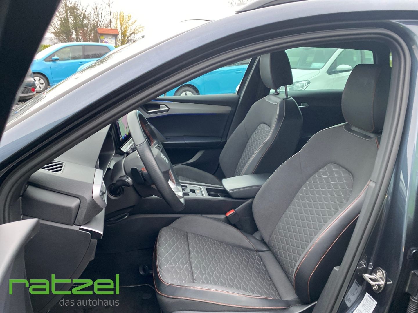 Fahrzeugabbildung SEAT Leon 1.5 eTSI Sportstourer FR Automatik Navi Dig