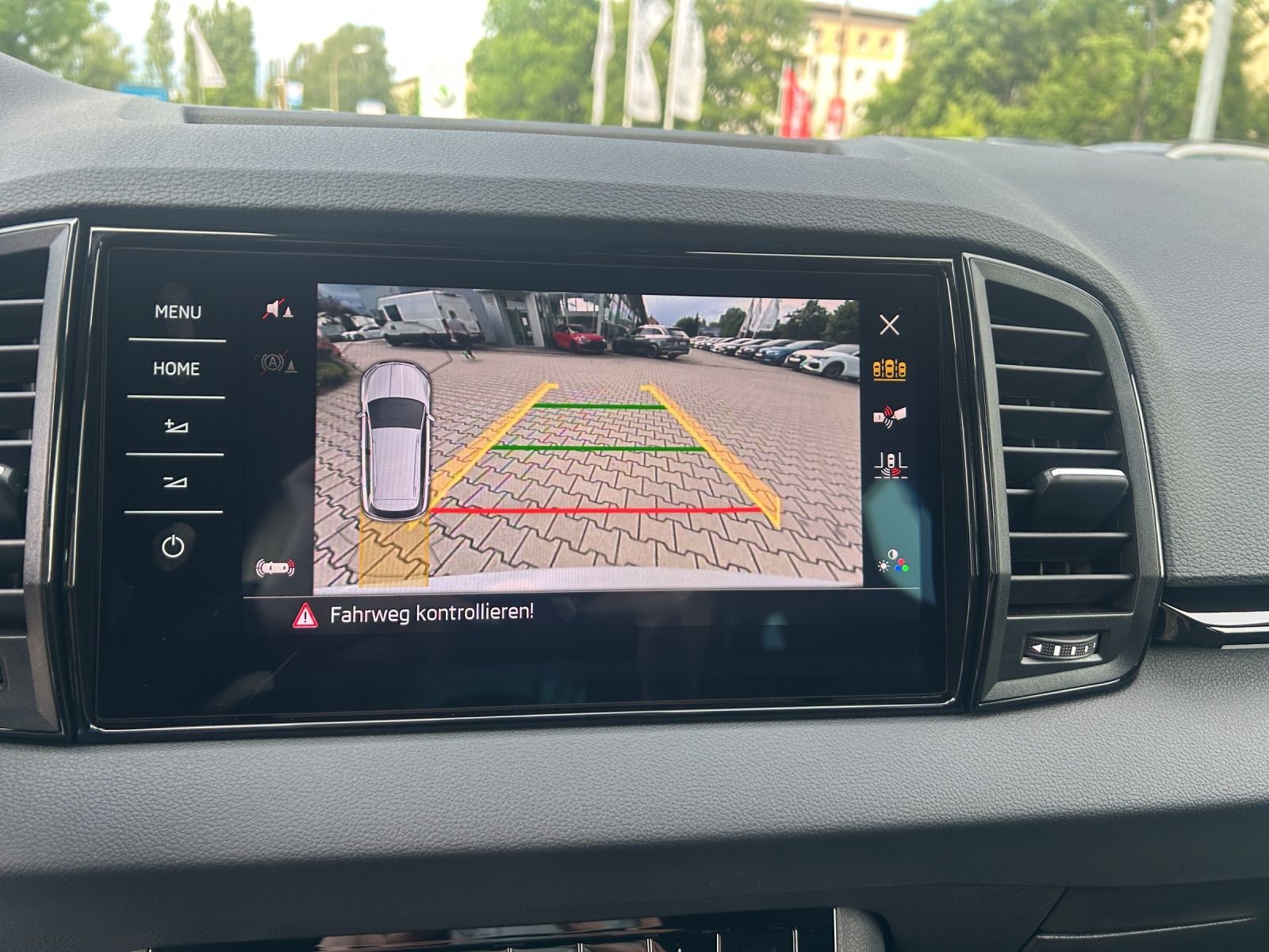 Fahrzeugabbildung SKODA Karoq 2.0 TSI Sportline 4x4 AHK MATRIX ACC