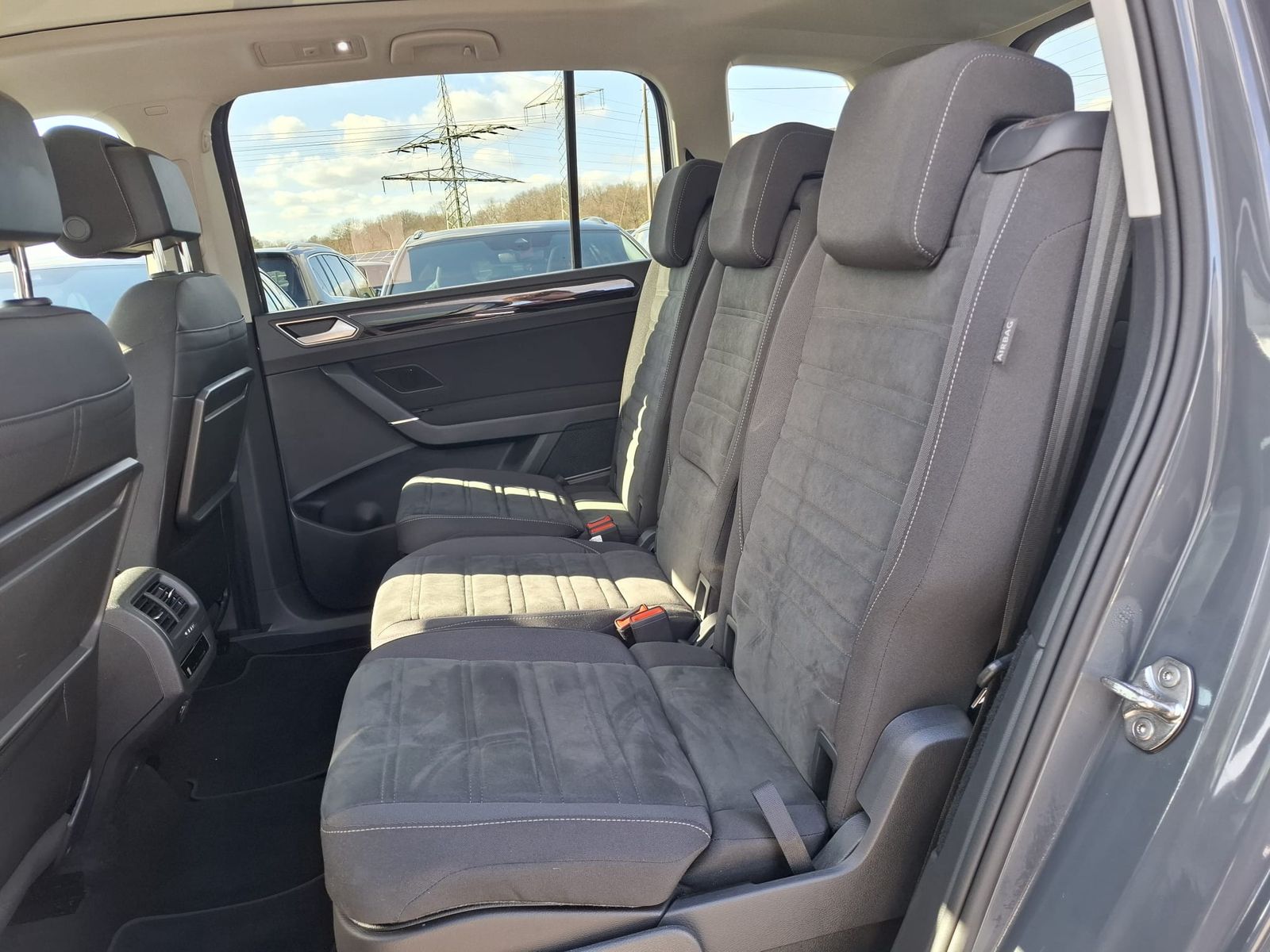 Fahrzeugabbildung Volkswagen Touran 2.0 DSG R-Line High BLACK Pano 7Si IQ AHK