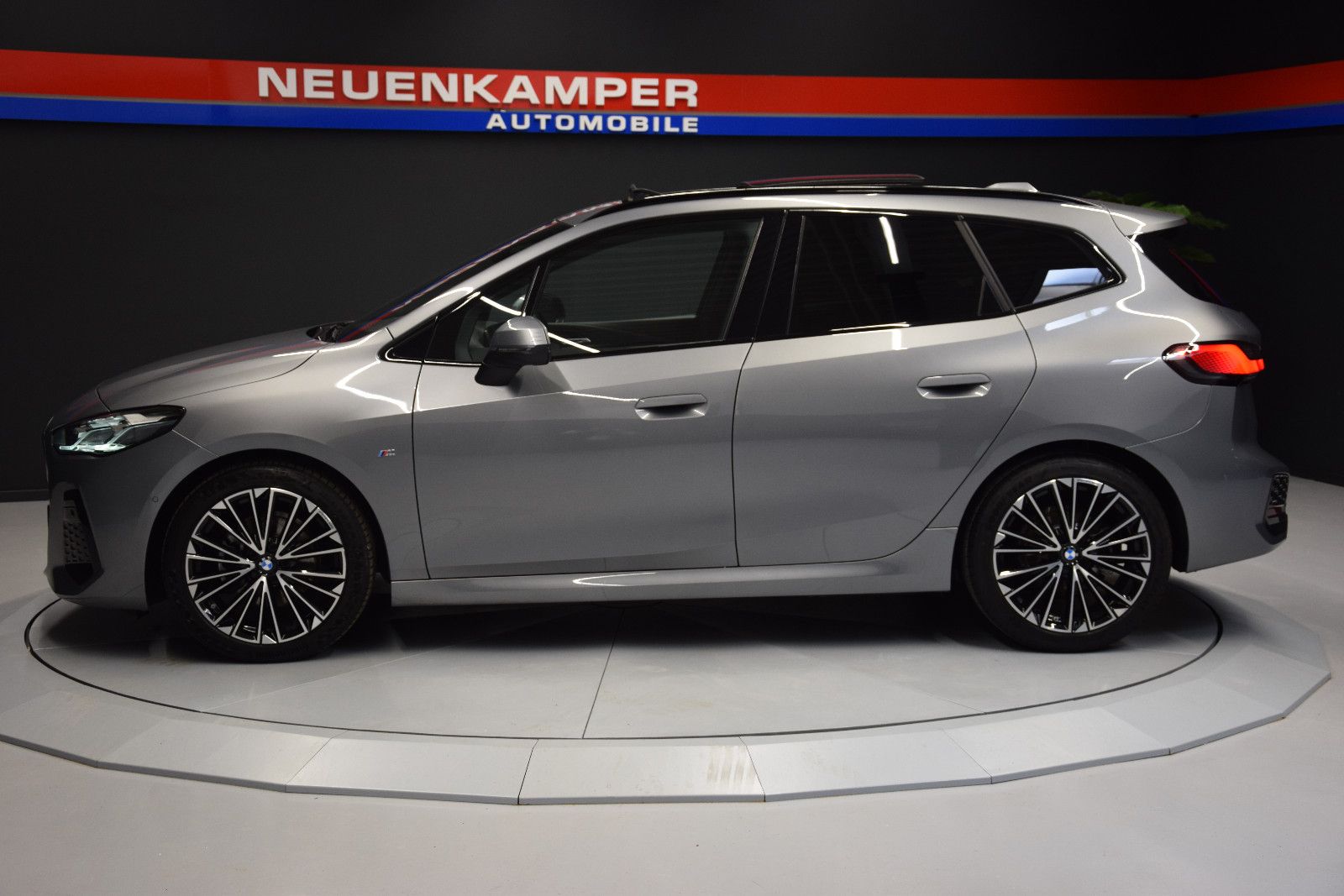 Fahrzeugabbildung BMW 218 i M Sport Active Tourer Pano Memory H K ACC