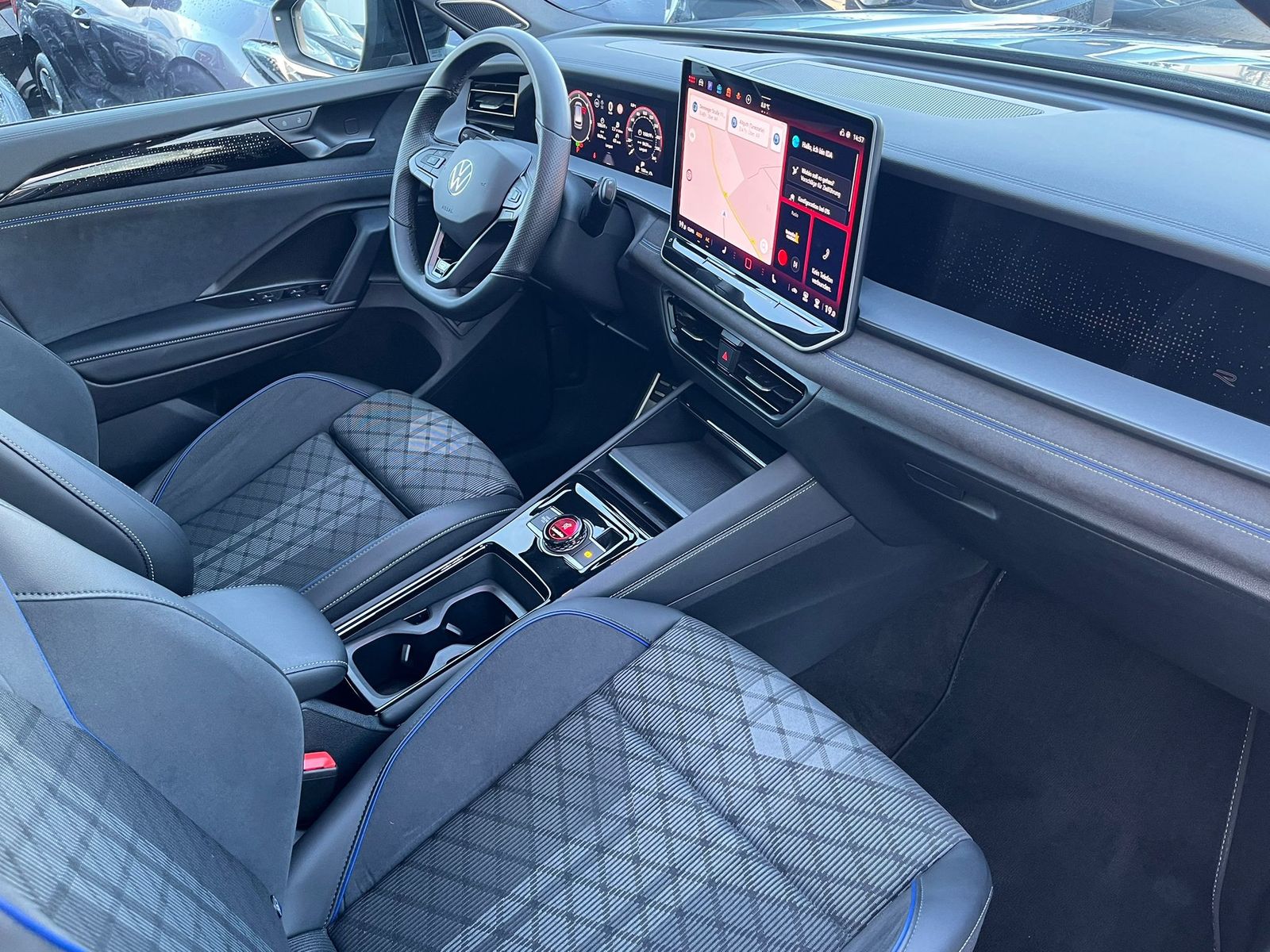 Fahrzeugabbildung Volkswagen Tayron 2.0 TDI 4M R-Line BLACK*7Si*MATRIX*PANO