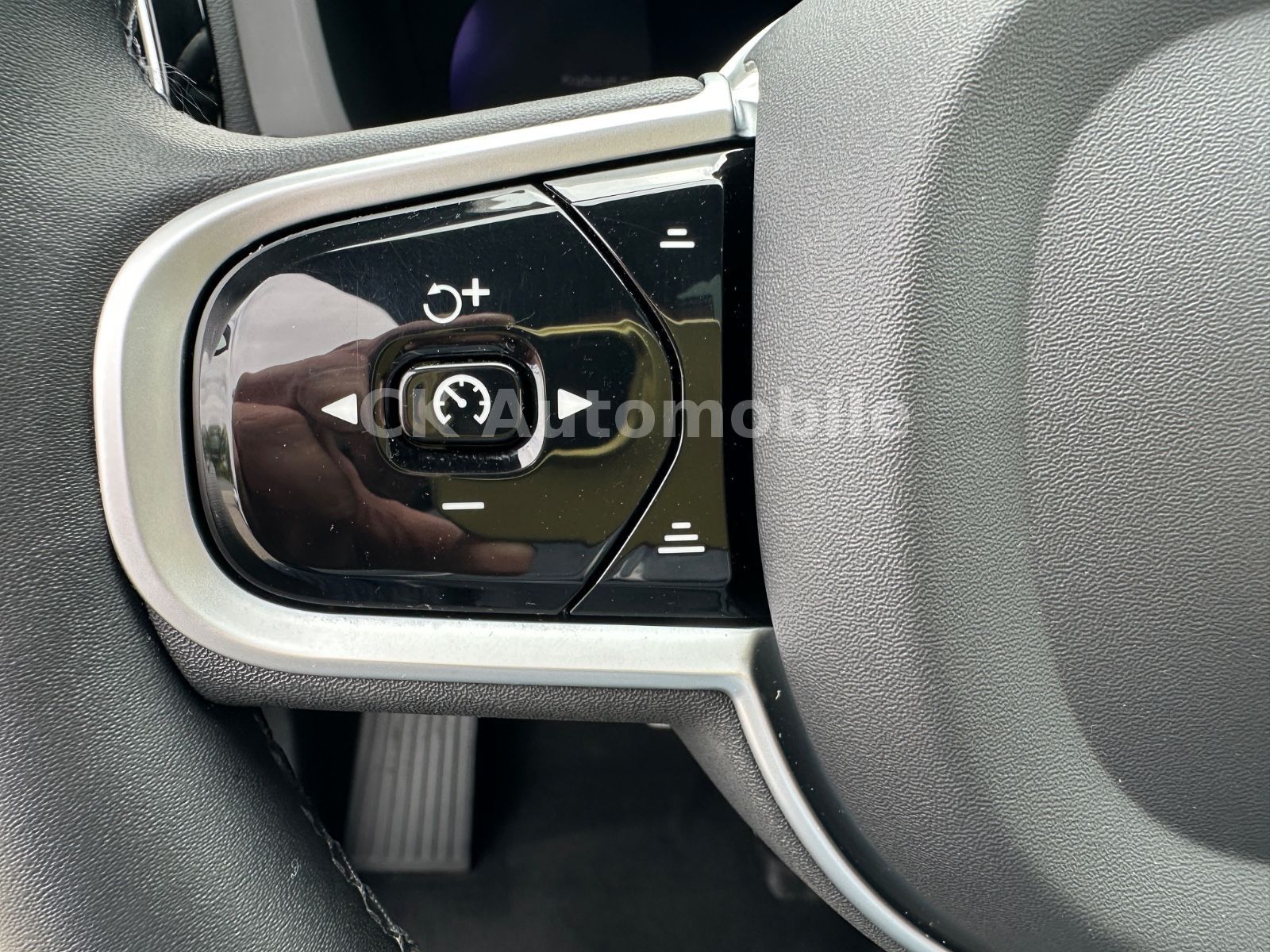 Fahrzeugabbildung Volvo XC60 B4 R Design 2WD/Navi/Pano/Kamera/LED