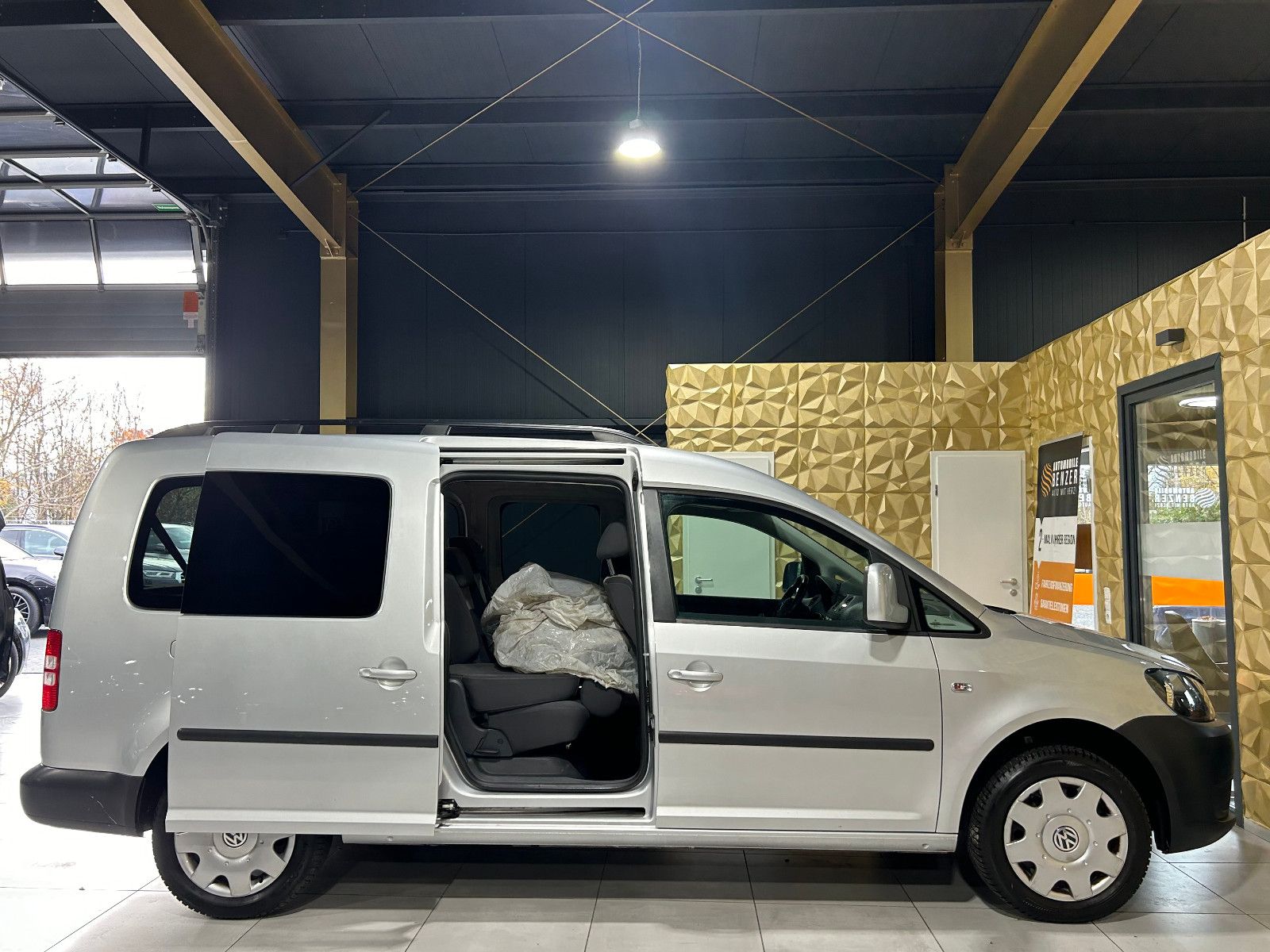 Fahrzeugabbildung Volkswagen Caddy Kasten/Kombi Maxi Trendline/7-SITZ/NAVI/KL