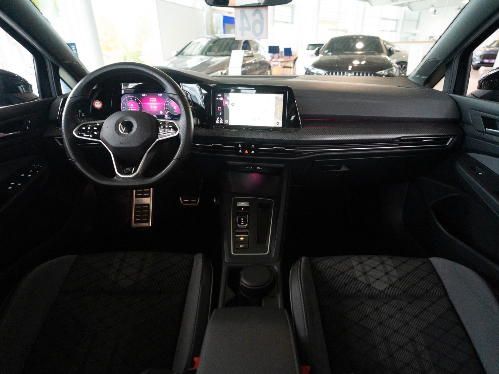 Fahrzeugabbildung Volkswagen Golf VIII Lim. R-Line eTSI AUTOM./STANDHZG./IQ-L