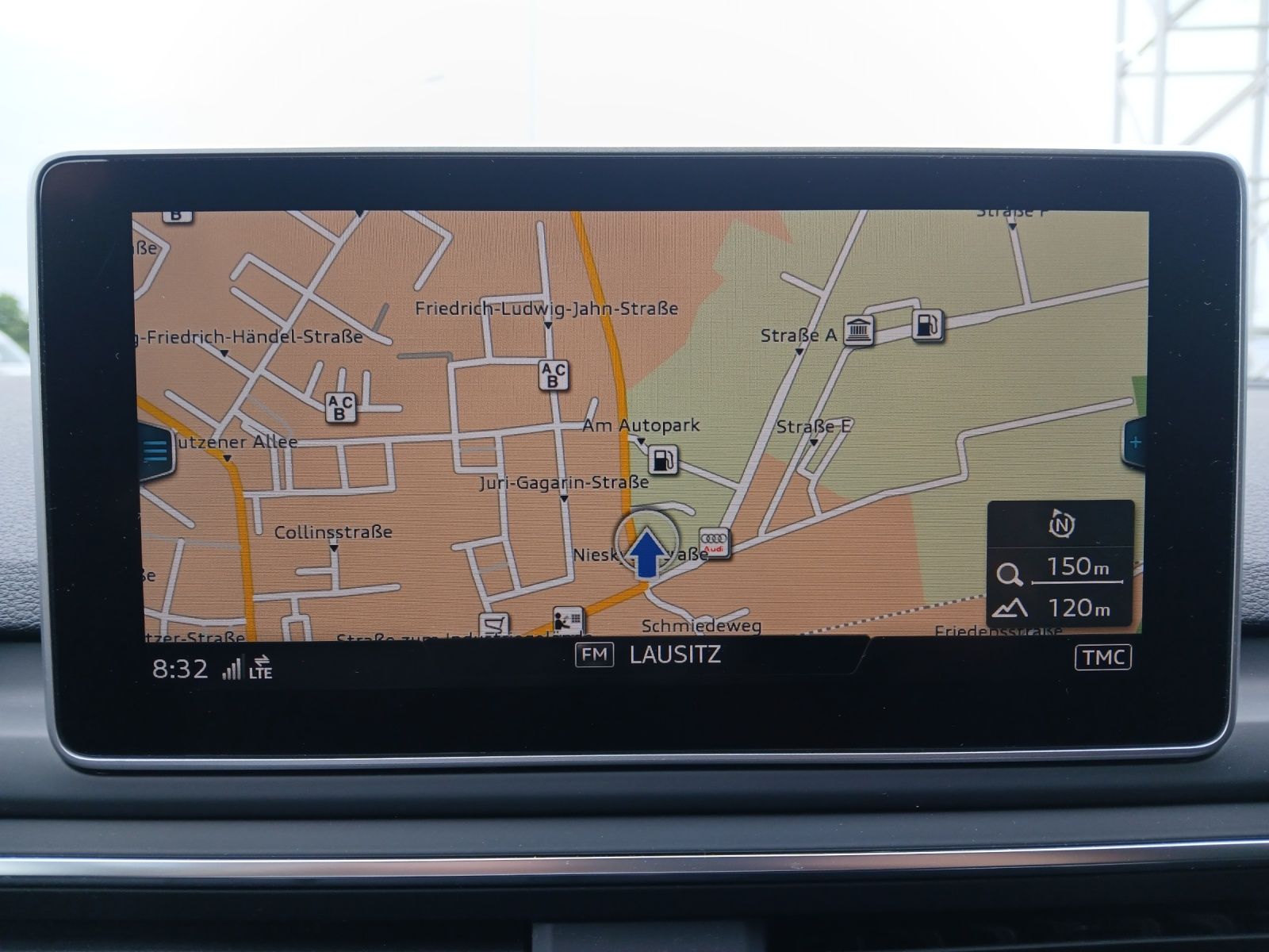 Fahrzeugabbildung Audi A4 TFSI sport S-Line-Black LED AHK Navi AVC ACC
