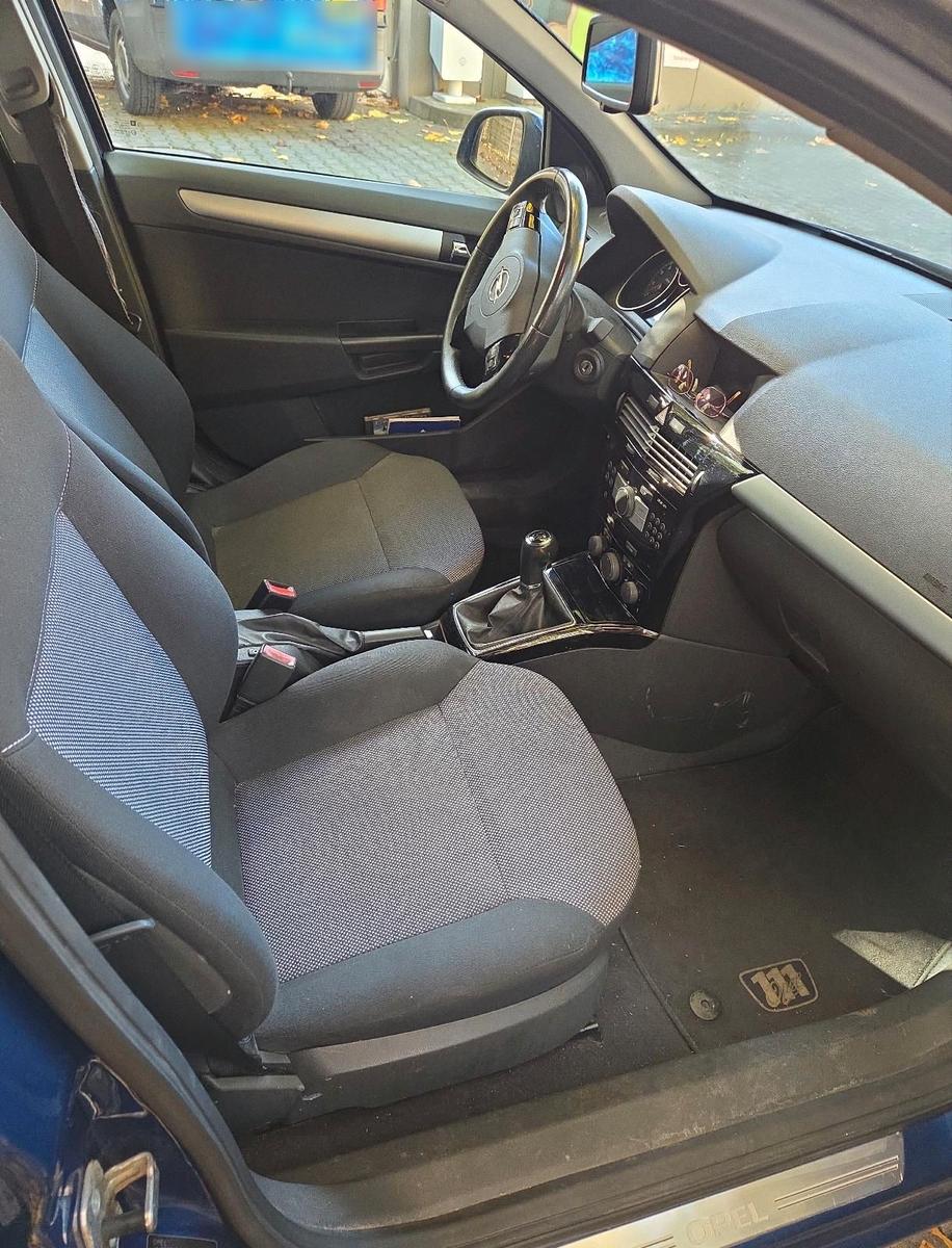 Opel Astra 2010 — photo 10