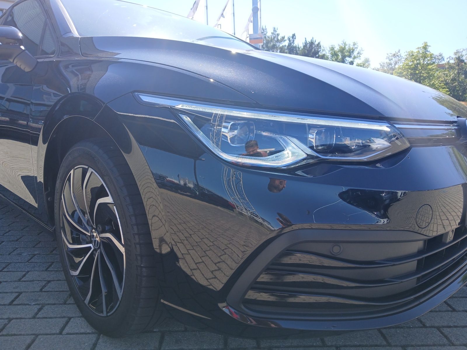 Fahrzeugabbildung Volkswagen Golf VIII Variant TSI Life Matrix AHK Navi AID A
