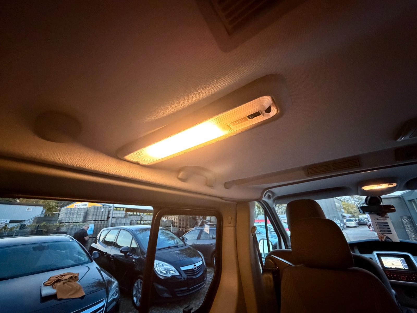 Opel Vivaro Life Cosmo Westfalia 2.5 CDTI 145 ch BVM / 7 places / Couchage + Table / Store / Chauffage auxiliaire