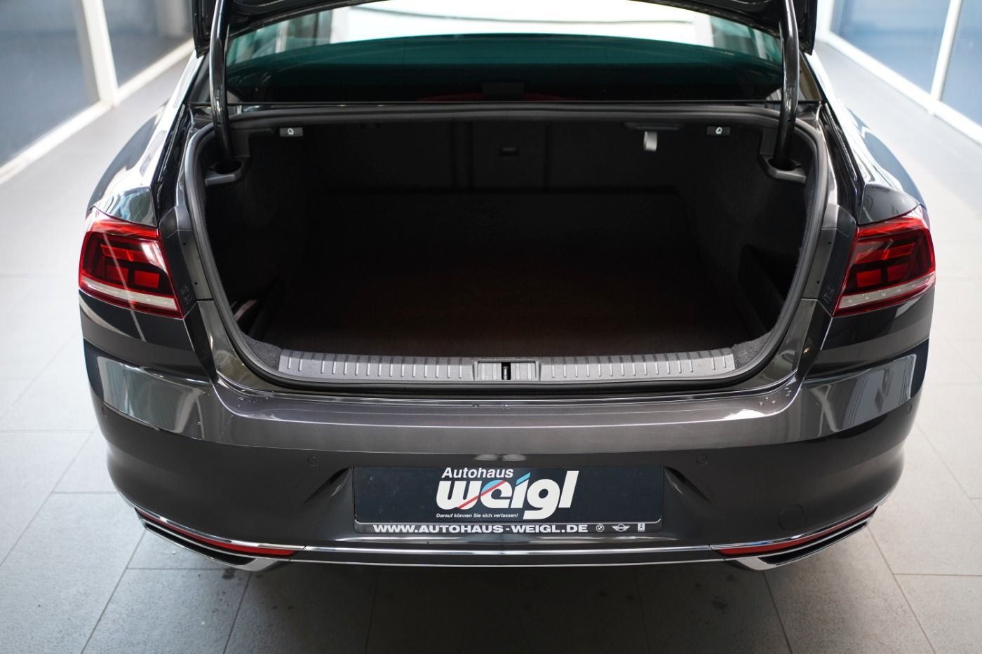 Fahrzeugabbildung Volkswagen Passat 2.0 TSI DSG Elegance ACC+AUT+Alcant.+LED