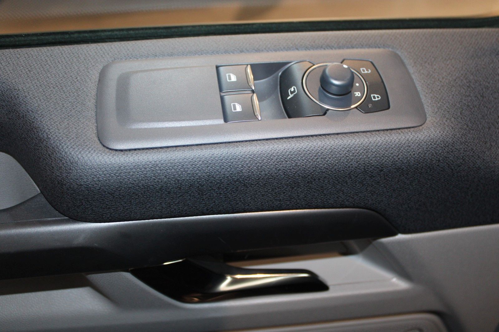 Fahrzeugabbildung Ford Tourneo Custom L1 Titanium 8-Sitze LED NAVI AHK