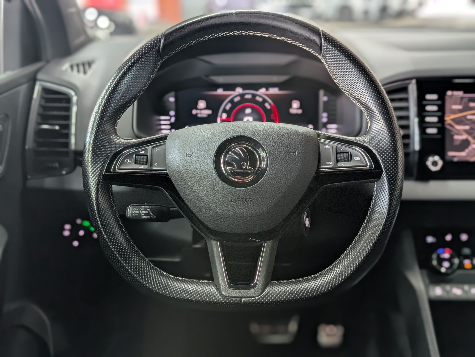 Fahrzeugabbildung SKODA Karoq Sportline 4x4 2.0 TSI ACC APP 4xSHZ AMBI