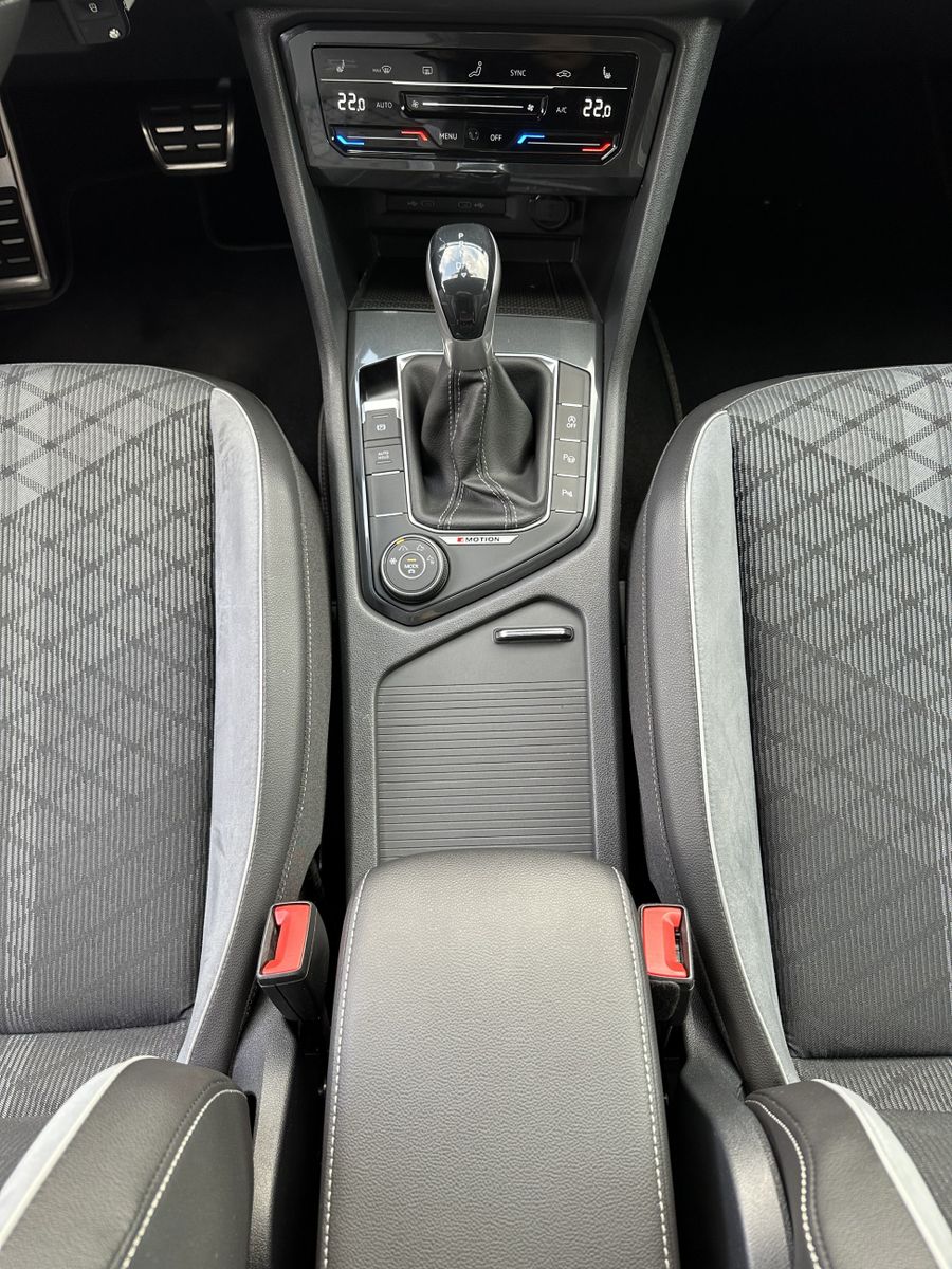 Fahrzeugabbildung Volkswagen Tiguan 2.0 TDI 4M DSG R-Line NAV+MATRIX+AHK+ACC