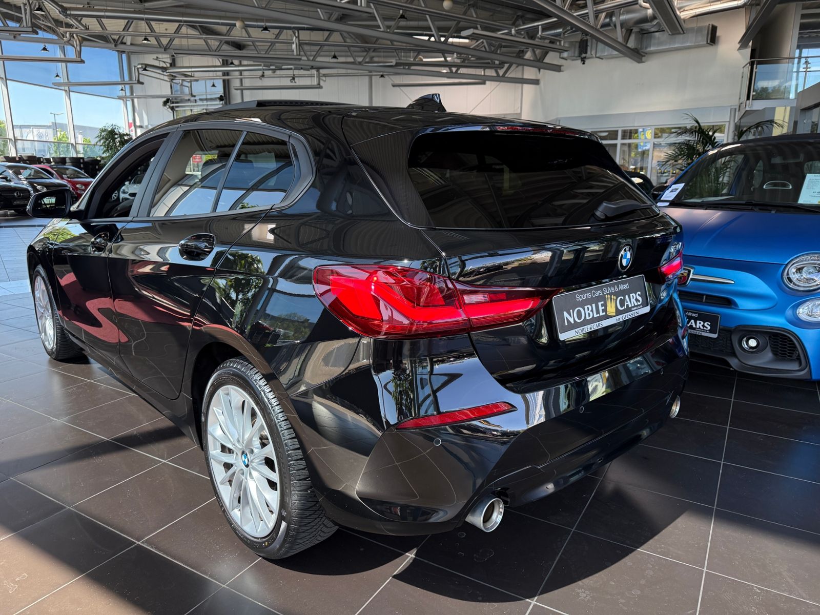 Fahrzeugabbildung BMW 120 i Advantage PANO HUD LED
