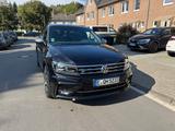 Volkswagen Tiguan Allspace 2.0 TDI R-Line 4MOTION 7-Sitzer - Volkswagen Tiguan Allspace in Bochum