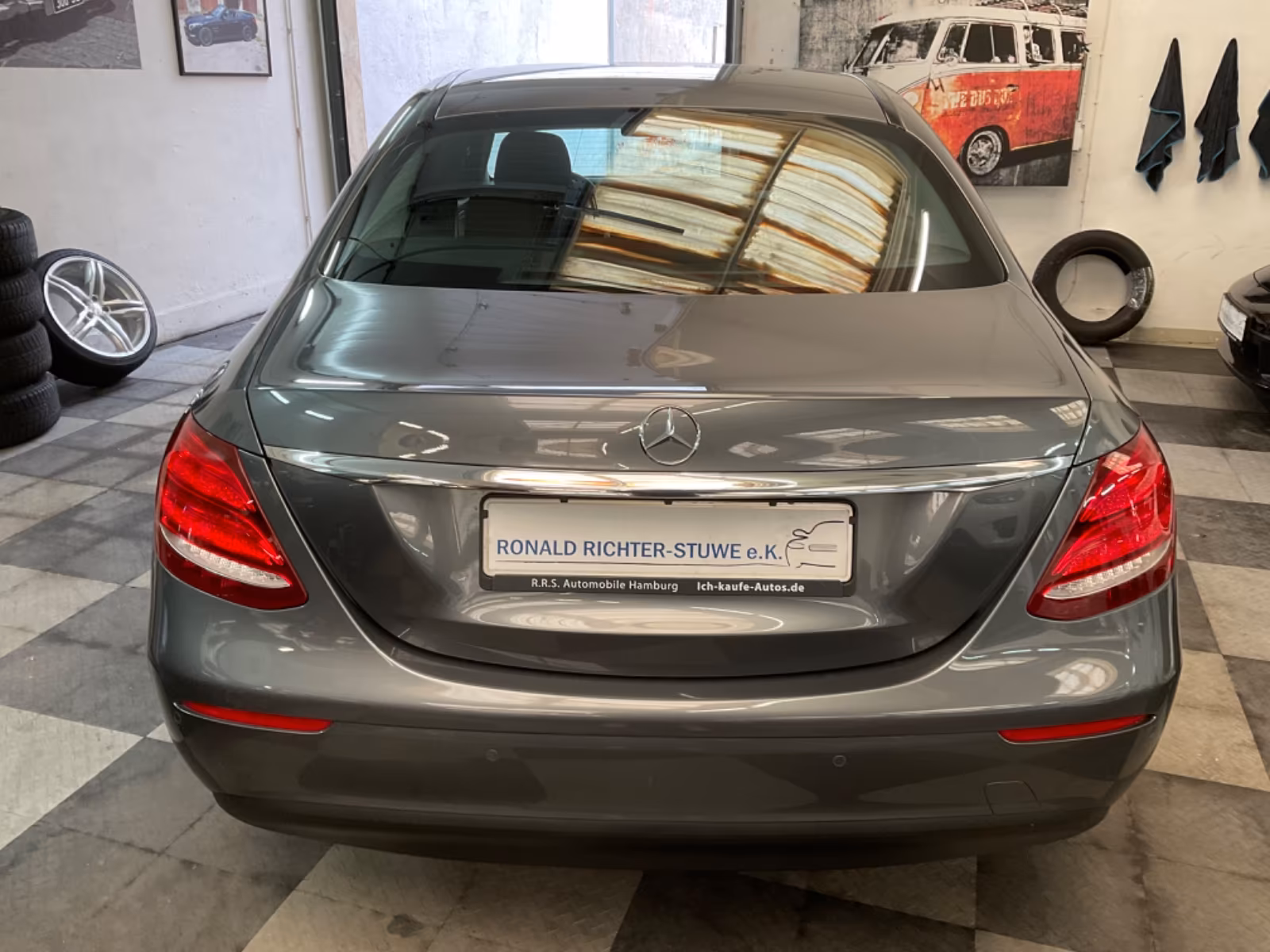 Mercedes-Benz E 200 CGI Navi,LED,6-Gang,Kamera ,1.Hd,SH