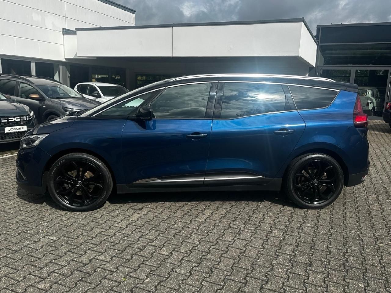 Fahrzeugabbildung Renault Scenic Grand Black Edition TCE 160 EDC 7-Sitzer