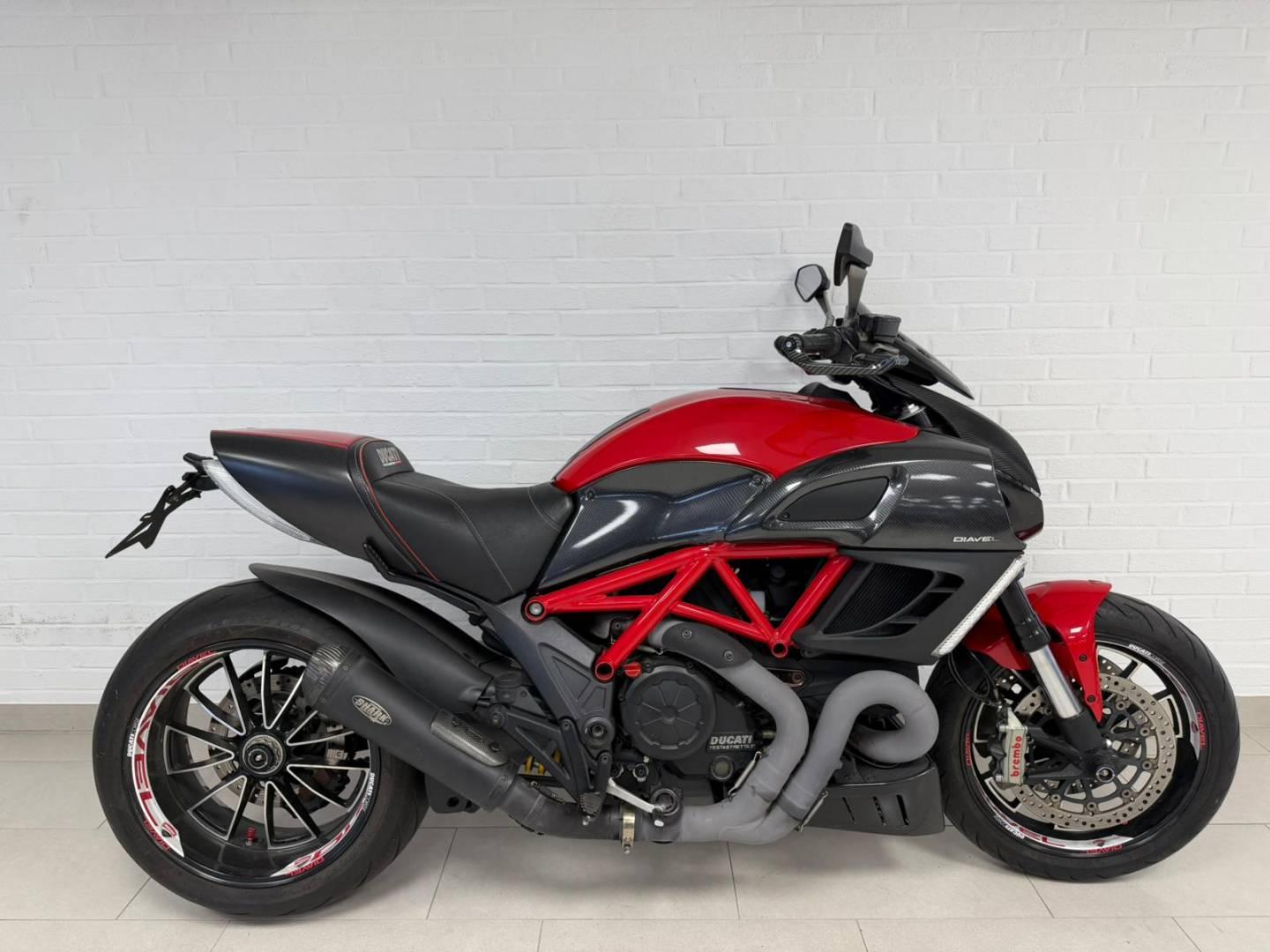 Ducati Diavel + Shark-Auspuff + KZH Evotech + Sitzbank